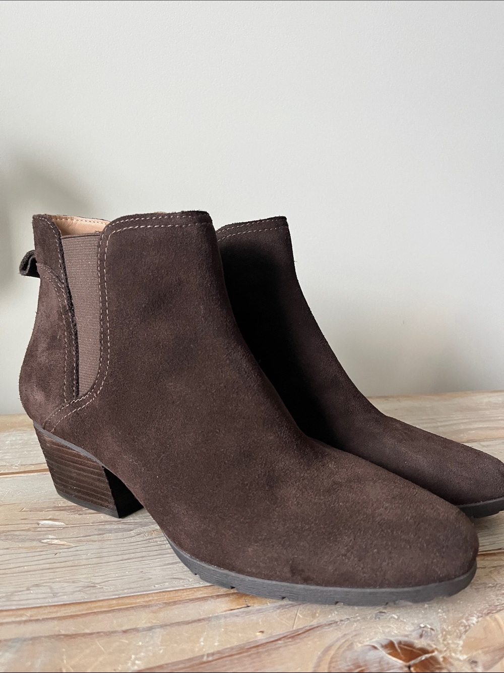 Blondo NWOT Dark Brown Suede Chelsea Ankle Boots